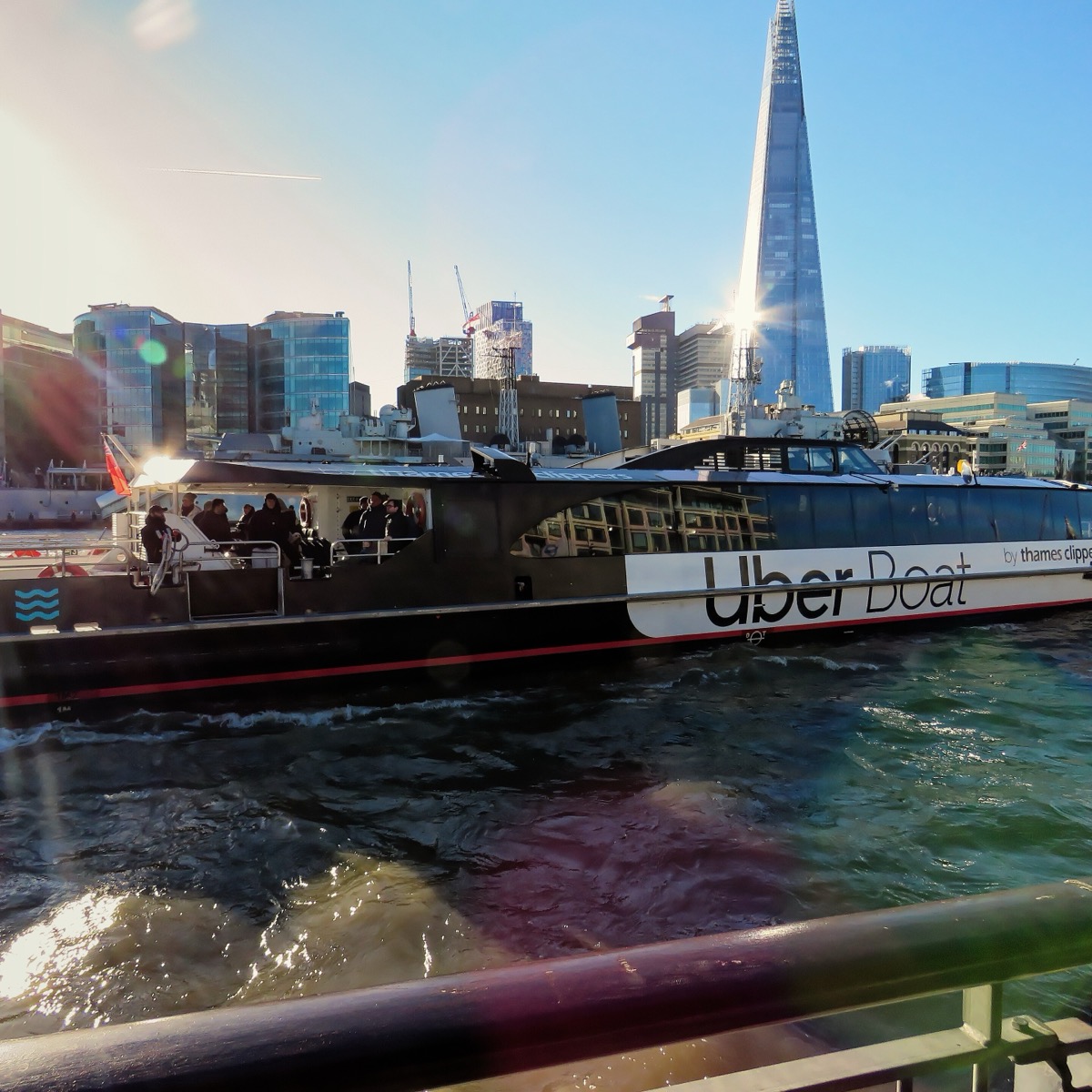 泰晤士河上的 Uber Boat 客船