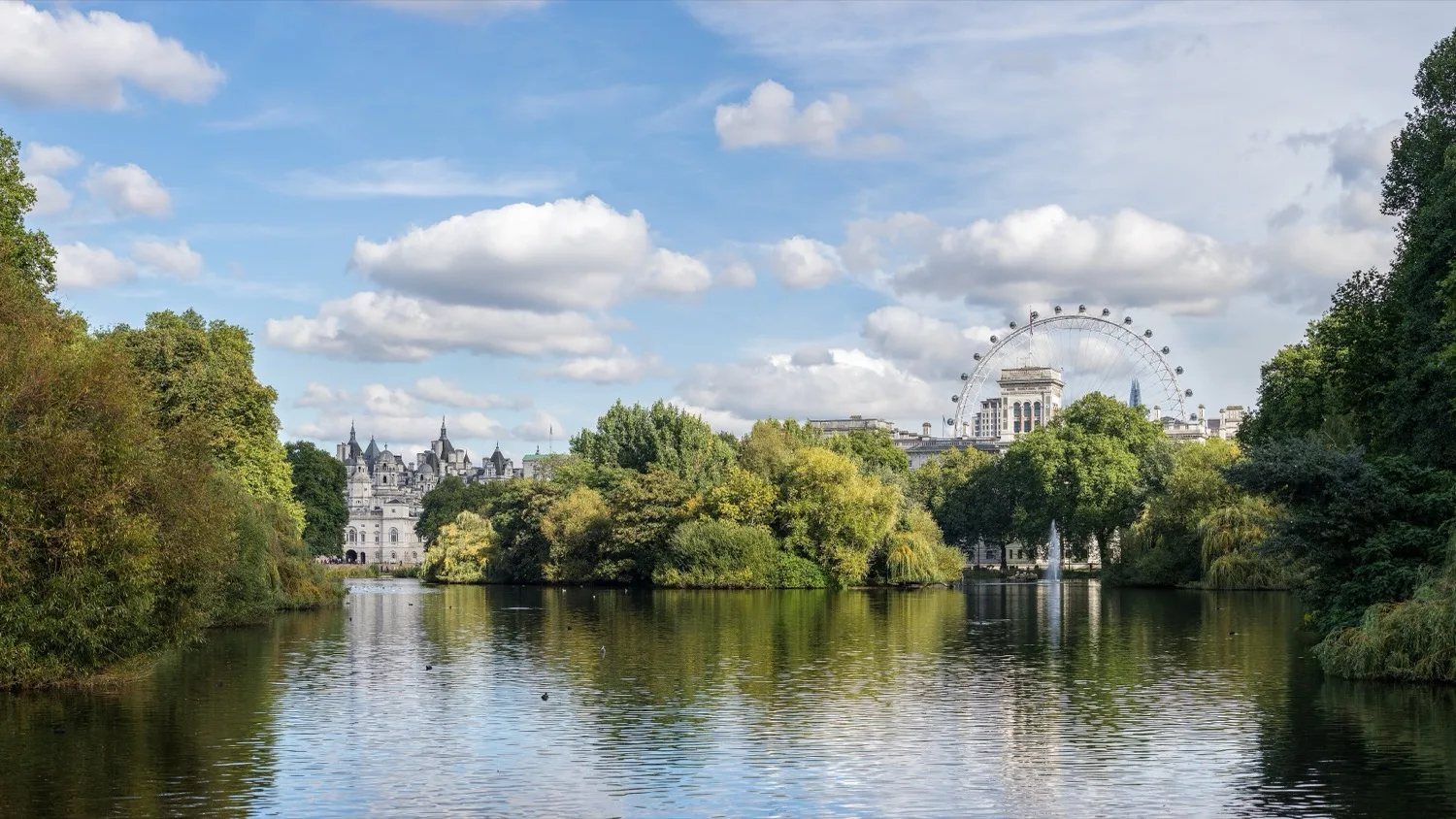 从 Blue Bridge 向东望,Horse Guards 建筑和伦敦眼都在树梢之上