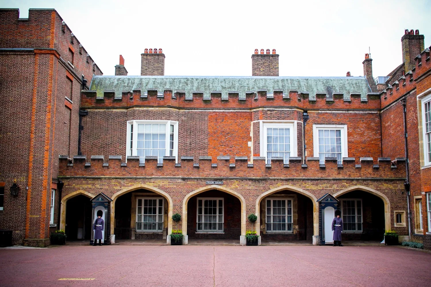 St James's Palace 的 Friary Court,卫兵在拱廊两侧站岗